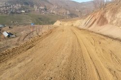 8 milyon harcanarak yapılan asfalt yol toprağa döndü