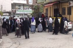 Cizre’de yardım dağıtımında uzun kuyruklar oluştu foto