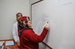 Ev hanımlarının okuma-yazma sertifikası heyecanı