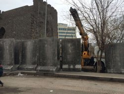 Dora Sûrê ji bloqên bêtonê tê dûrpêçkirin