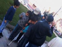 Mîsyoner nîşana zaferê bi zarokan didin kirin dûvre wêneyên wan dikişînin