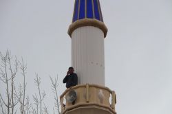 Telefonla konuşmak için minareye çıkıyorlar
