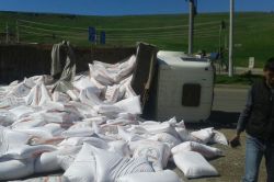 Un yüklü kamyon devrildi