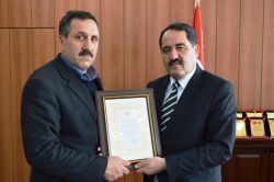 Kur’an Kursu inşa eden hayırsevere teşekkür plaketi