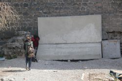 Sur’da çocukların tehlikeli okul yolculuğu video foto