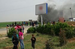 Akçakale’de DEDAŞ’a tepki gösteren köylüler yol kesti video