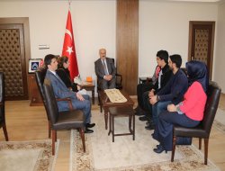 Çatışma bölgesinden gelen öğrencilere para yardımı yapıldı