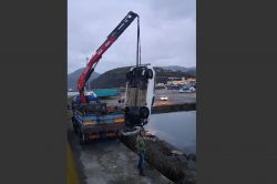 Aracıyla denize daldı