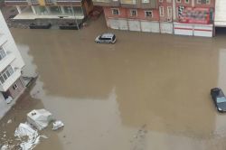 Batman’da araçlar ve işyerleri sular altında kaldı