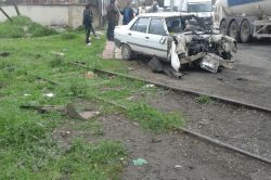 Diyarbakır'da tren otomobile çarptı: 1 yaralı video foto