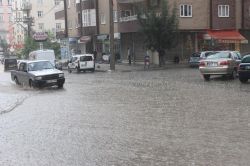 Sağanak yağmur altyapı yetersizliğini ortaya çıkardı