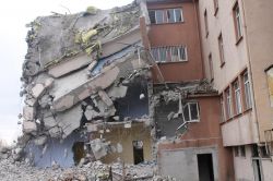 Temeli eski olan yetiştirme yurdunun yıkımına başlandı