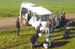 Tren yolcu minibüsüne çarptı: 1'i ağır 3 yaralı