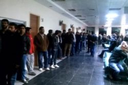 Muayene kuyruklarında bekleyen hastalar tepkili video foto