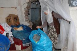 Diyarbakır'ın Bağlar ilçesinde hurdayla geçimini sağlayan yaşlı kadın yardım bekliyor video foto