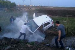 Diyarbakır-Ergani yolunda otomobil dereye yuvarlandı