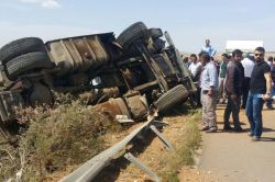 Bariyerlere çarpan TIR devrildi