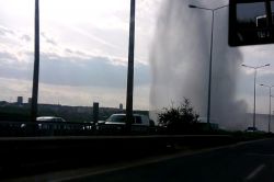 Diyarbakır-Silvan yolu üzerinde bulunan içme suyu şebekesi patladı video foto