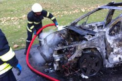 Batman-Hasankeyf karayolunda seyir halindeki otomobil alev aldı video foto