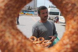Simit satarak ailesini geçindiriyor video foto