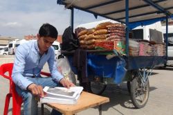 Okul masrafını çıkarmak için seyyar satıcılık yapıyor video foto