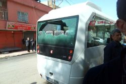 Batman Sağlık Mahallesi Komando Caddesi üzerinde yolcuların içinde olduğu minibüse silahlı saldırı foto