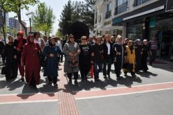 Batman'da CHP binasının önüne siyah çelenk bırakıldı foto