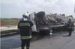 Şanlıurfa Akçakale yolunda kavşağa hızlı giren kamyon devrildi foto