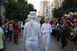 Bir yanda kan ve gözyaşı, diğer tarafta ise kahkaha ve eğlence video foto