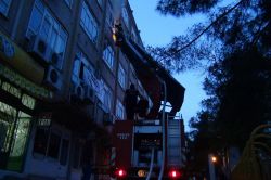 Mardin’in Kızıltepe ilçesinde elektrik kontağından çıkan yangın işyerini küle çevirdi foto