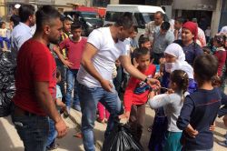 Muhtardan Silopili mağdurlara yardım foto