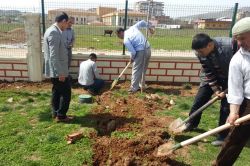 Kozluk Selahaddin Eyyubi İlkokulu ve Farabi Ortaokulu’nun bahçesine damlama sulama sistemi kuruldu foto