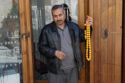 Suriyeli İbrahim tespih yaparak ailesini geçindiriyor video foto