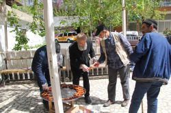 Diyarbakır’da Kutlu Doğum münasebetiyle cemaate tatlı dağıtıldı video foto