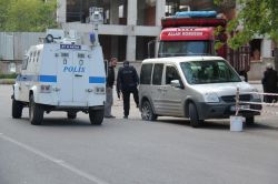 Diyarbakır’da polis aracına ses bombalı saldırı düzenlendi video foto