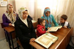 Kadın kursiyerlere Kur'an-ı Kerim hediye edildi