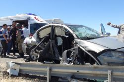 Çınar'da otomobil bariyerlere çarptı: 5 yaralı foto-video