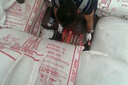 Un çuvalları arasından 80 bin paket kaçak sigara çıktı video foto