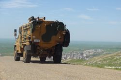 Askeri aracın geçişi sırasında patlama