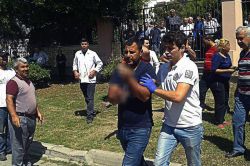 Duvardan atlarken parmaklıklar eline saplandı foto