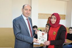 Öğrencilere İngilizce siyer kitabı dağıtıldı