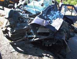 Lastiği Patlayan Otomobil Kamyona Çaptı: 2 Ölü