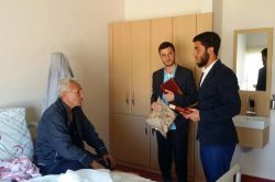 Hastalara Kur’an-ı Kerim ve seccade hediye edildi