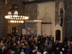 “Hûn gişt xwe bi benê Xweda bigirin û ji hev parçe nebin”