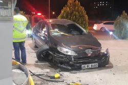 Otomobil akaryakıt istasyonuna daldı: 2 yaralı
