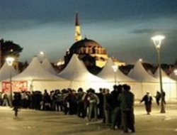 Eminönü Meydanı'nda dev iftar çadırı kuruldu