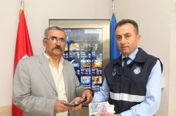 Zabıta amiri bulduğu 70 bin TL’yi sahibine teslim etti