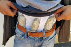 Vücutlarına esrar sarılı 2 kişi tutuklandı