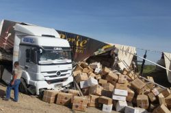 Kaza yapan TIR'ın dorsesi devrildi