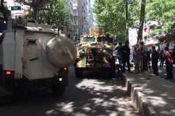 Diyarbakır'da  zırhlı askeri araç yaşlı kadını ezdi video foto